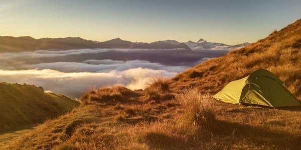 Quels sont les équipements indispensables pour un camping en région de haute altitude avec des enfants?