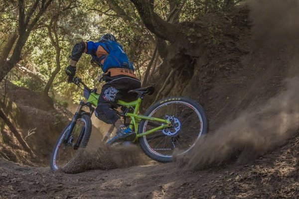 Quels sont les conseils pour une expédition en VTT à travers les déserts de l'Arizona?